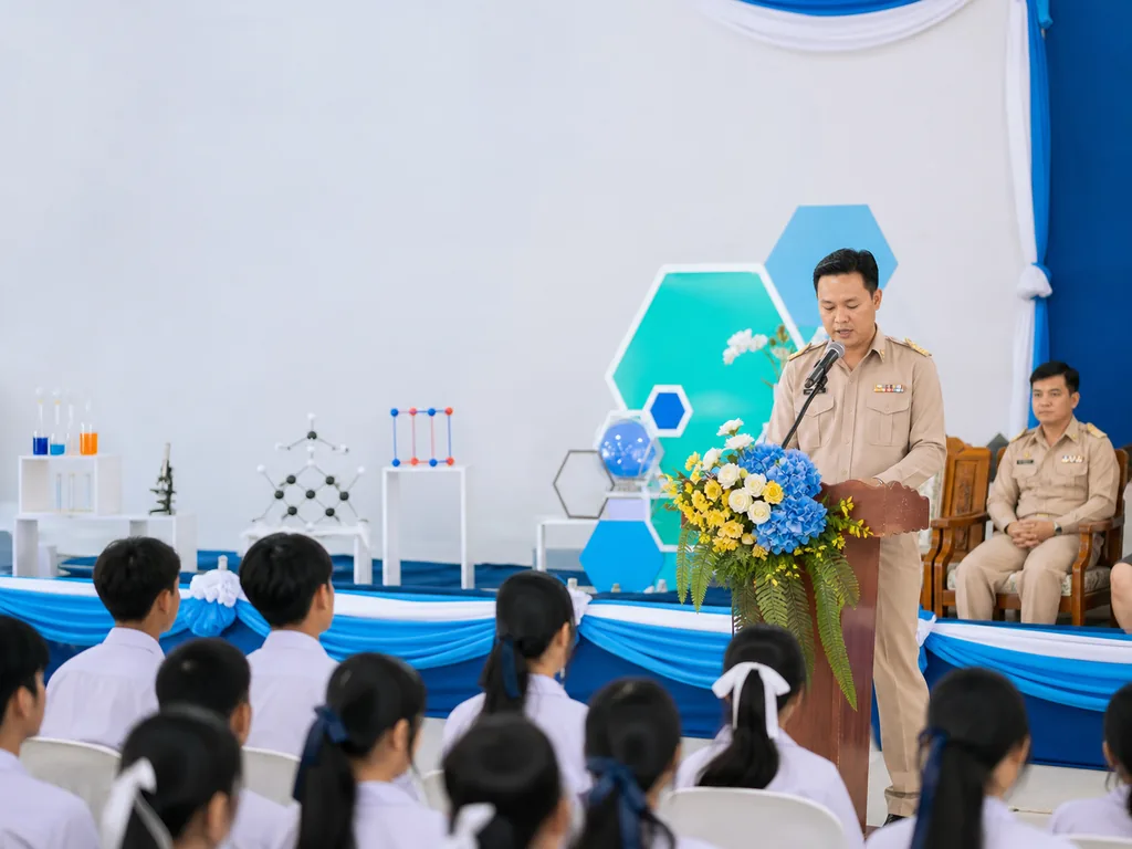 ครูกล่าวรายงานกิจกรรมวันวิทยาศาสตร์บนเวทีโรงเรียน